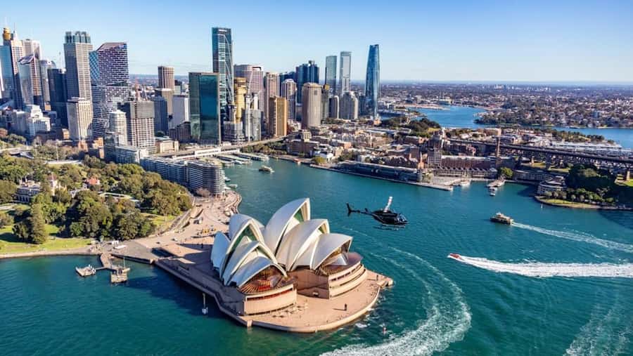 30-minute Private Sydney Harbour Helicopter Tour for 2 - The return over the harbor: Sydney Opera House and Bridge from the sky