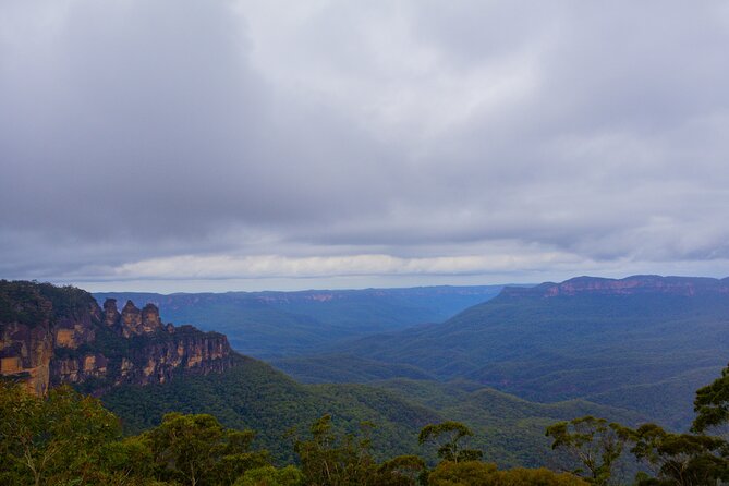 Blue Mountains Day Tour from Sydney - Echo Point Lookout: Three Sisters views with souvenir-shop energy