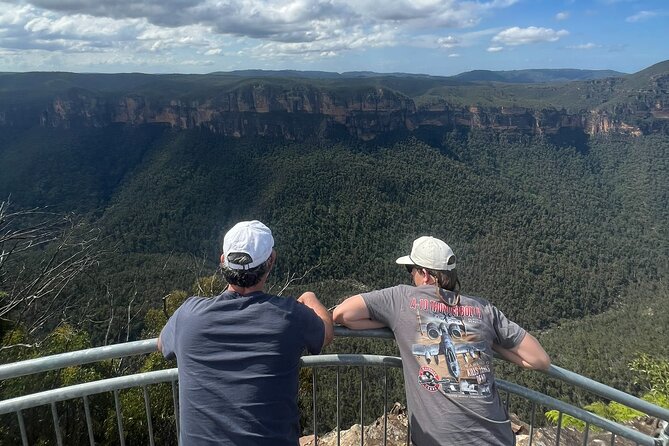 Blue Mountains Private Tour & Scenic World Included - Cockatoo feeding in Katoomba: hands-on fun (and a little chaos)