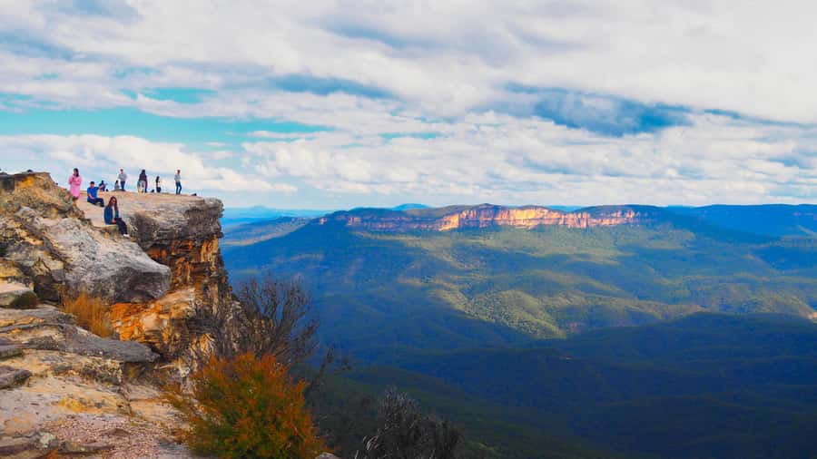 Blue Mountains Tour with Scenic World, Zoo&Bilingual Driver - Echo Point and the Three Sisters: iconic views plus stories