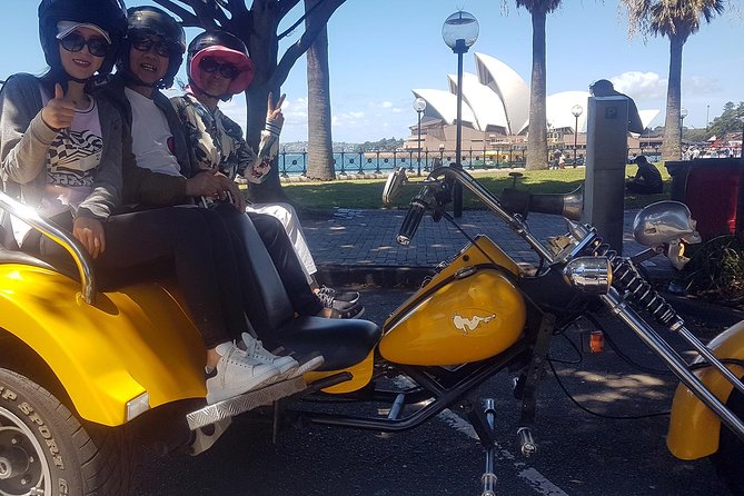 Eastern Sydney Panorama trike tour - Pickup to first views: Botanical Gardens, Government House, and Harbour angles