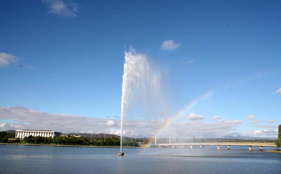 From Sydney: Explore Canberra Includes Buffet Lunch - Lake Burley Griffin, Captain Cook Jet, and the War Memorial area