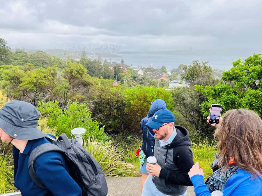 Half Day Small Group : The Story of Sydney Tour - Bondi Beach and Bondi-to-Bronte: Views, Walk Breaks, and Shopping Time