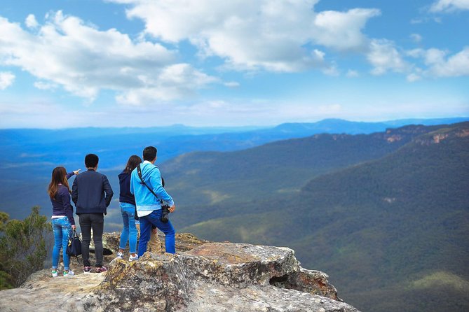 Private Blue Mountains and Winery Day-Trip from Sydney - Glenbrook National Park: wildlife time and Aboriginal rock art