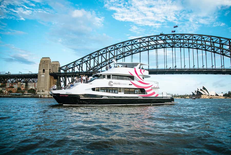 Sydney: 2-Course All Inclusive Lunch Harbour Cruise - Your 2-hour route: a simple loop past Sydney’s icons