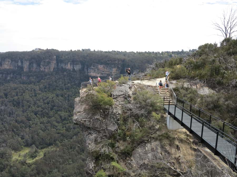 Sydney: Blue Mountains Wildlife & Bushwalk Small-Group Tour - Three Sisters at Katoomba: the iconic view, minus the chaos