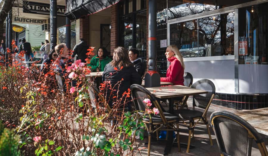 Sydney: Blue Mountains Wildlife & Bushwalk Small-Group Tour - Leura or Katoomba villages: lunch break with real choices