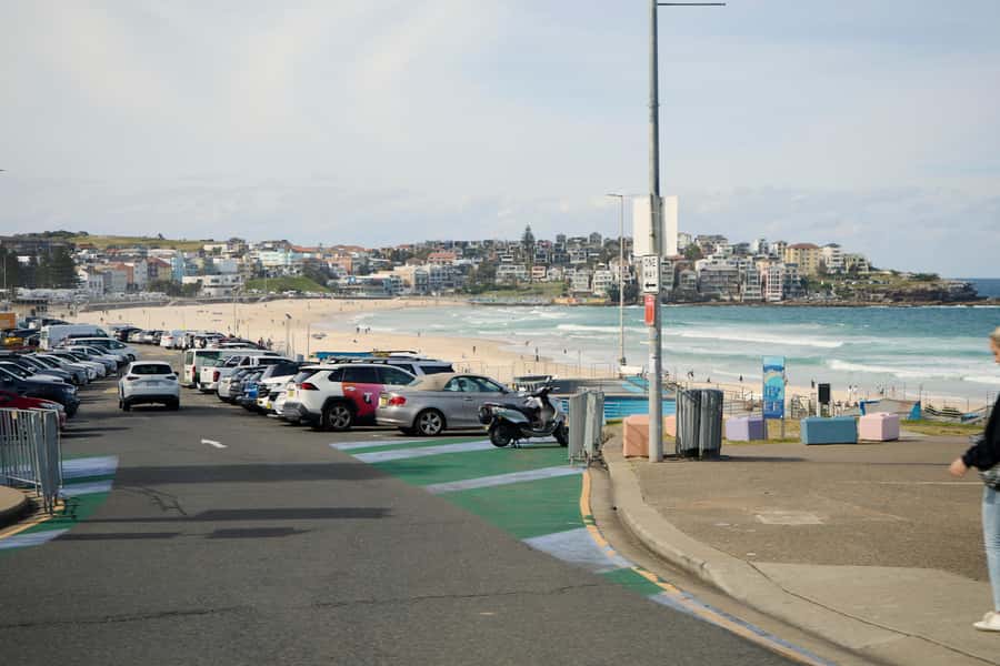 Sydney: City and Bondi Beach Private Luxury Half-Day Tour - Woolloomooloo and Cafe Harry De Wheels: a fun local flavor
