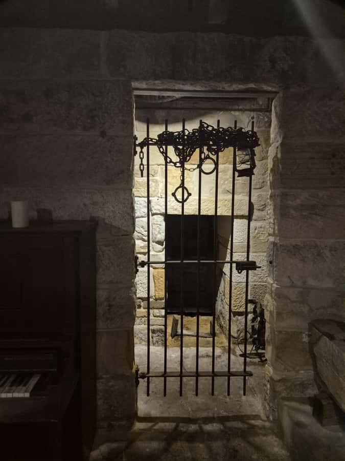 SYDNEY : Ghosts, Grog & The Rocks: Haunted Pubs &Cellar Tour - Meeting at The Russell Hotel and the 90-minute walking rhythm