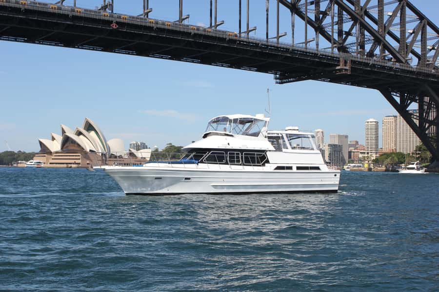 Sydney: Harbour Cruise with Gourmet BBQ Lunch, Beer and Wine - Small-group cruising on a 40-foot motor yacht